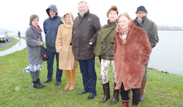 • Peter Breedveld (vierde van links) en Liesbeth Klip (tweede van rechts) samen met een delegatie van bezorgde Lekkerkerkers.