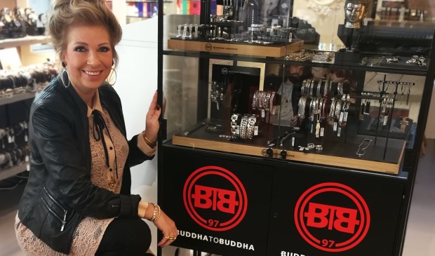 • Yolanda van Middelkoop trots met het nieuwe dealerschap.