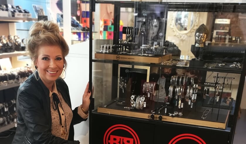 • Yolanda van Middelkoop trots met het nieuwe dealerschap.