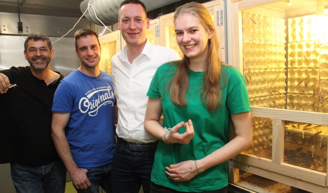 • Vlnr: Paul (met sprinkhaan), Peter, Eysbrand en Isabella (met sprinkhaan).