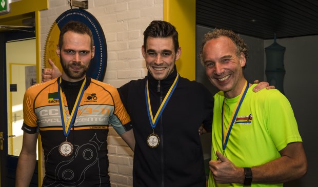 • Philip van Zanten (midden) was de snelste loper van de acht kilometer bij de Regio Bank Kerkwijk Cross. Links nummer 3 Kees de Bijl, rechts nummer 2 Eelco Noort.