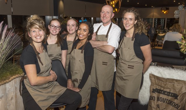 • Lisanne van Erk (l) met enkele teamleden en chef-kok Arie Sloof tijdens de openingsavond.