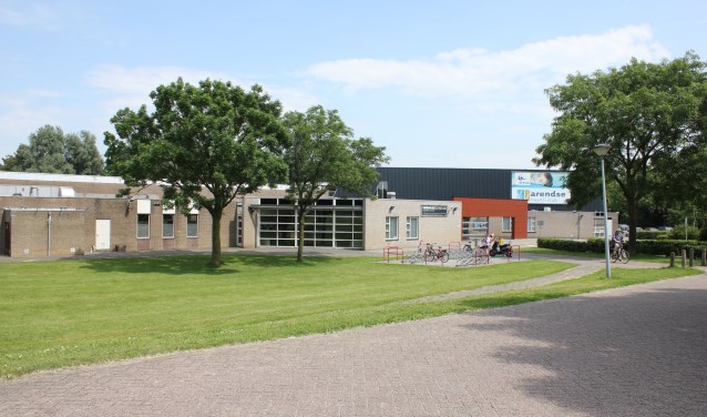 • De speeltuin ligt achter De Kreek en is toegankelijk via de parkeerplaats.