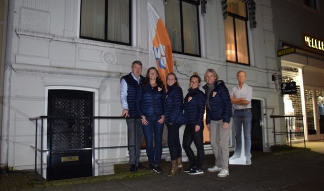 • De kandidaten voor de gemeenteraadsverkiezingen voor het VVD-hoofdkwartier aan de Boschstraat.