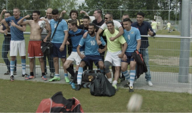 • Lienke Roos filmde onder andere bij het jaarlijkse voetbaltoernooi van de buurtouders.