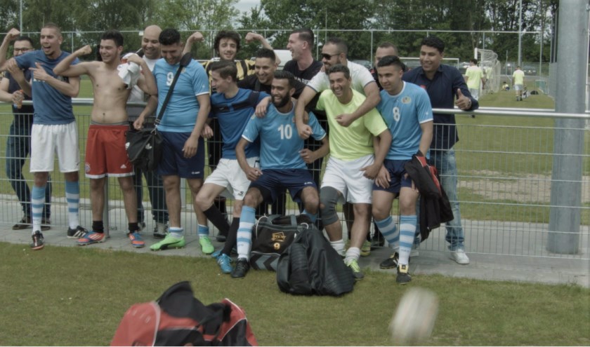 • Lienke Roos filmde onder andere bij het jaarlijkse voetbaltoernooi van de buurtouders.