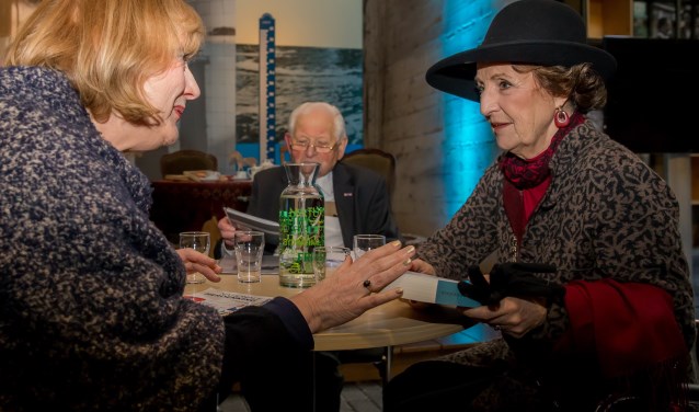 • Teuntje de Haan (links) overhandigt aan Prinses Margriet een exemplaar van haar boek.