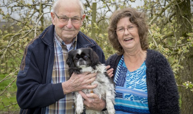 • Corrie met haar vader Wil en hondje 'Boomer'.
