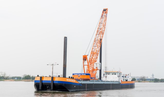Het LNG kraanschip 'Werkendam' van bagger- en offshorebedrijf Van Oord.
