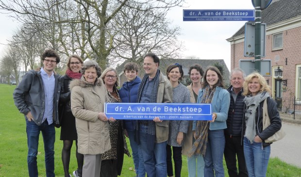 • Veel familieleden waren aanwezig bij de onthulling van het straatnaambord.