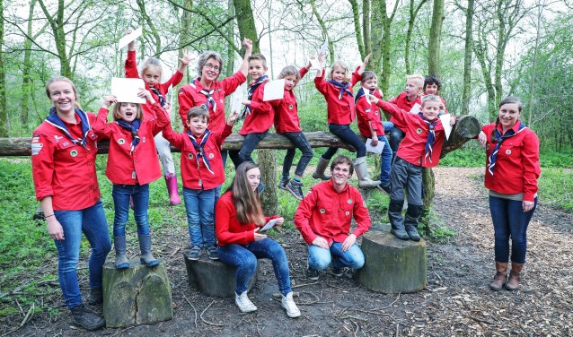 • De Bevers waren afgelopen zaterdag actief in De Kloosterwiel. Achteraan staat Hella Goesten tussen de kinderen.