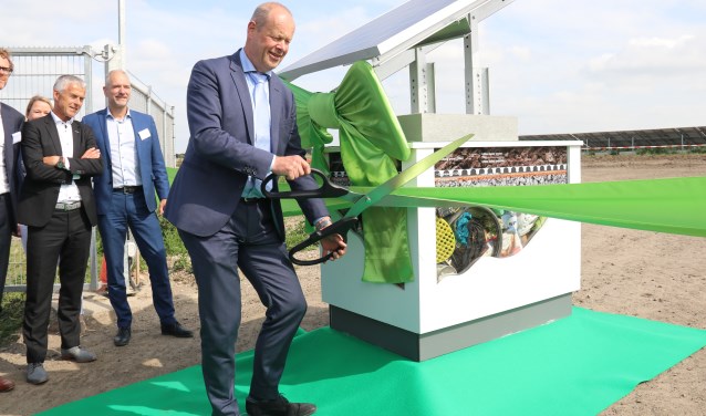 • Gedeputeerde Van Dijk verricht de openingshandeling.