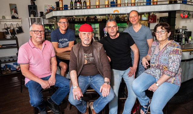 • De initiatiefnemers van de reünie: Olaf Schipper, Bertus Vroege, Jur Schouten, uitbater Erik van eetcafé De Lekdijk, Rob van Hees en Cor Schouten.