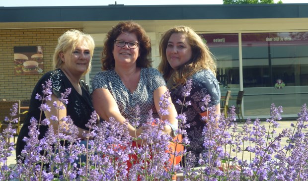 • Joke Kreuk, Sandra Sintnicolaas, Ilona de Groot. Melissa Engels ontbreekt op de foto.