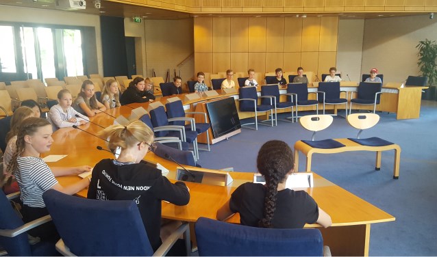 • Groep 8 in de raadszaal van het gemeentehuis in Kerkdriel.