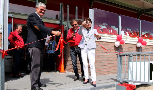 • Wethouder Govert van Bezooijen en burgemeester Loes van Ruijen waren aanwezig.