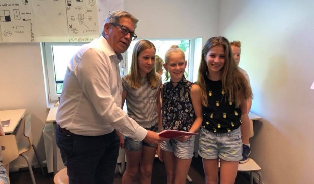 • Drie leerlingen van De Leiboom overhandigden een plan aan de wethouder.