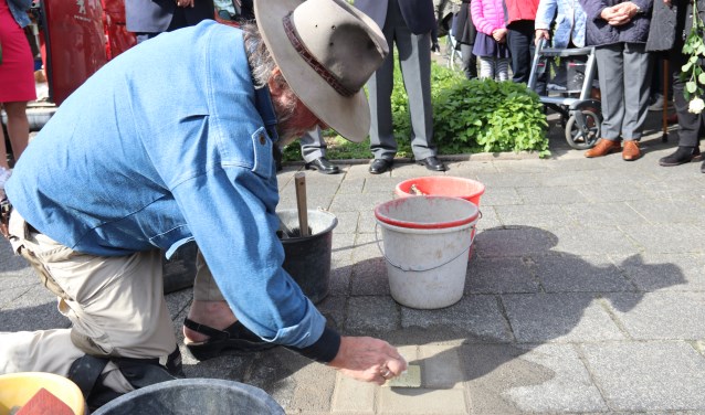 • Gunter Demnig plaatst de Stolperstein op het trottoir voor het woonhuis aan de Oranje Nassaulaan 16.