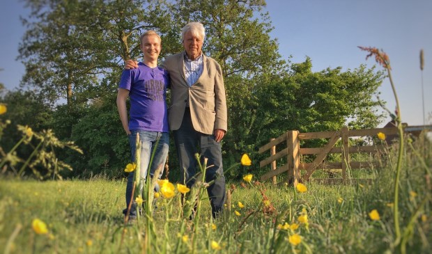 • Arie den Boer en kleinzoon Bram op natuurparel Liesgras.