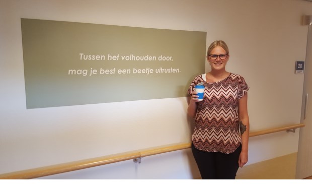 Een van de medewerkers die tijdens Dag van de Rivas een geschenk ontvangt.