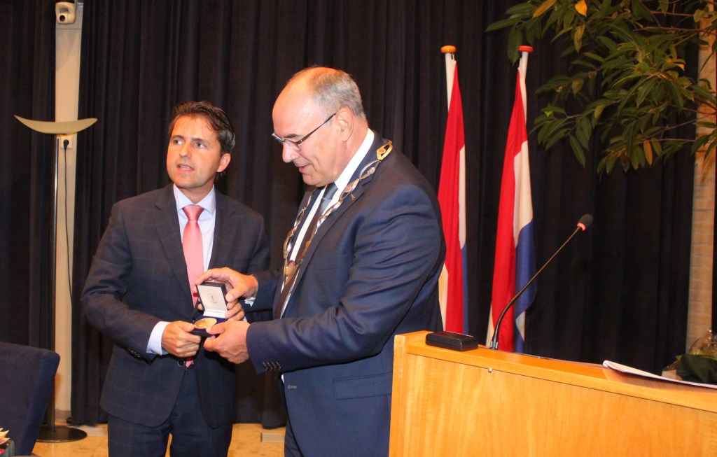 • Gerard van den Anker kreeg bij zijn vertrek de gouden erepenning van de gemeente Maasdriel.