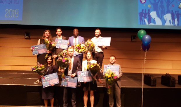 • Chaja (linksvoor) met de overige deelnemers aan de contest.