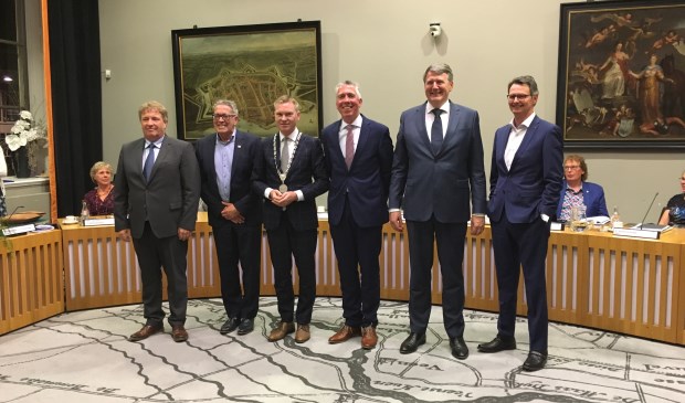 • De nieuwe samenstelling van het college: v.l.n.r. Adrie Bragt, Kees Zondag, Peter Rehwinkel, Gijs van Leeuwen en Willem Posthouwer, samen met gemeentesecretaris Wabe Wieringa.