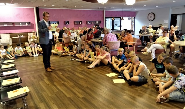 Jong en oud lezen Het Zonnelied door