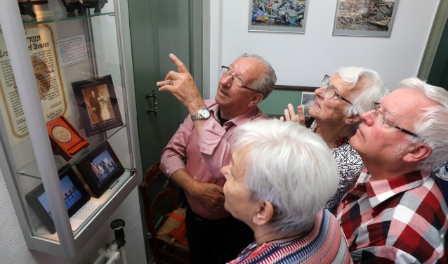 • Piet Kortleve geeft uitleg bij de vitrine met de onderscheiding.