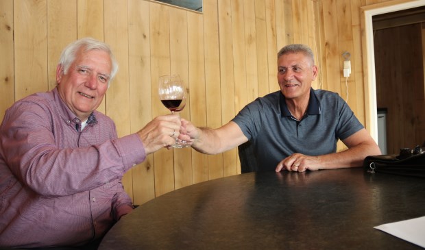 • Harry van Tilburg (l.) en Arie de Groot heffen het glas.