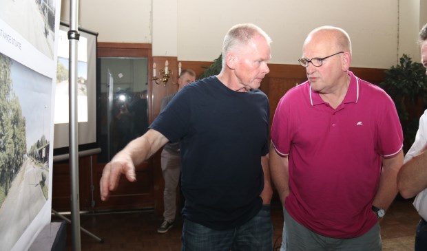 • Bezoekers van de inloopavond bekijken de plannen.