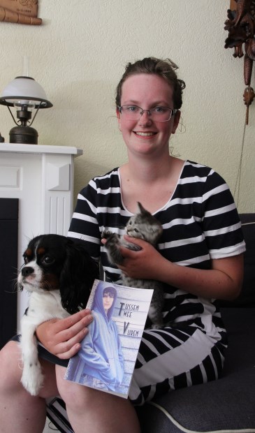 • Gerjanneke met haar hond, katje en haar eerste boek.