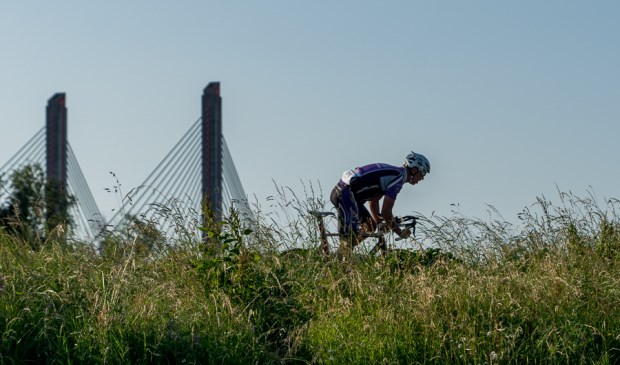 • Op de foto Marcel van Lit uit Est, die op 1 seconde de snelste Boemel werd op de nummer 2 André Westra uit Zaltbommel.