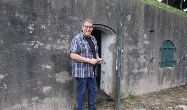 • Roel Schroot, met zaklamp, bij één van de kazematten die voor vleermuizen geschikt zijn gemaakt.