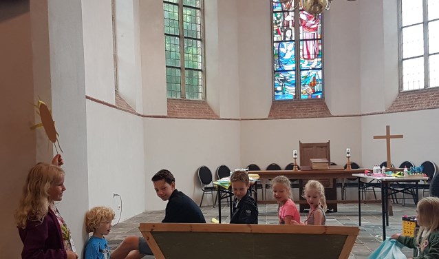 • De kinderen gingen naar de kerk in Well. Het thema was 'Water'.