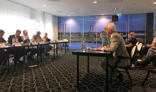 • Wethouder Peter de Vries van de gemeente Maasdriel was maandagavond één van de insprekers op de hoorzitting van de provincie over het windmolenpark langs de A2.