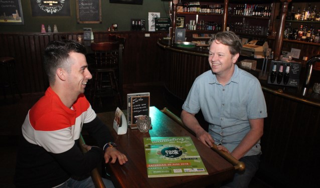 • Erol (links) en Guido in de pub.