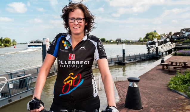 • Marleen van Dieren zit ondanks haar fysieke beperkingen graag op de fiets.