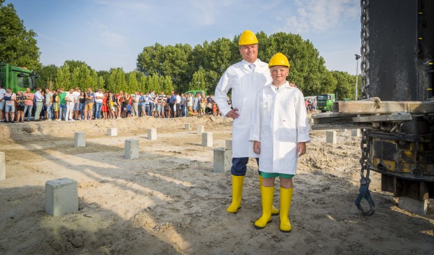 • Dick Verheij en zijn zoon Daniël sloegen de eerste paal.