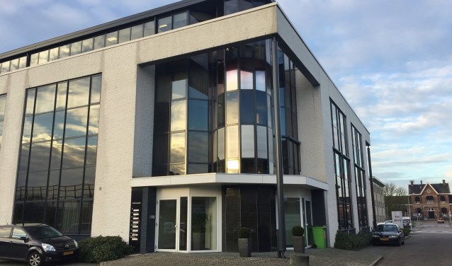 Het nieuwe gebouw waar het Albert Schweitzer ziekenhuis zich gaat vestigen; rechts op de achtergrond het station van Sliedrecht.
