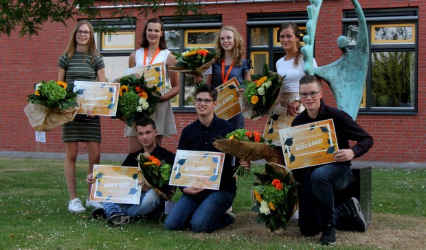 Tijdens de diploma-uitreiking werd deze prachtige foto gemaakt, met daarop de trotse leerlingen, die ook naar huis gingen met een bos bloemen.