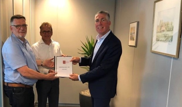 • Wethouder Gijs van Leeuwen (r) nam het gebiedsplan in ontvangst uit handen van voorzitter Rien van Veen en secretaris Arie van der Ven.