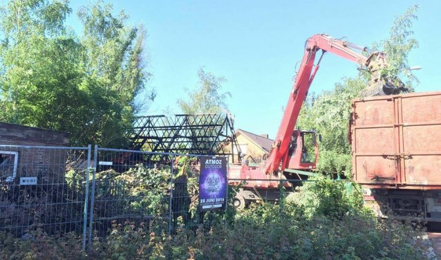 • De afgebrande gebouwen op de hoek Provincialeweg/Kapelstraat zijn gesloopt, maar er wordt voorlopig niet gebouwd.