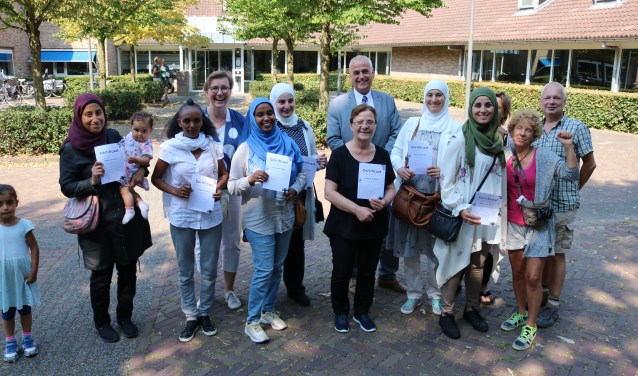 • Wethouder Niko Wiendels reikte de certificaten uit.