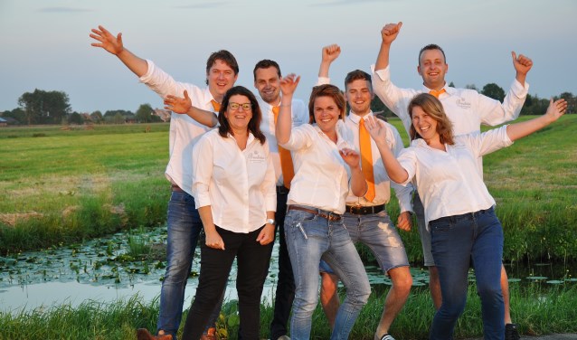 • Het bestuur van Oranjevereniging Beatrix.