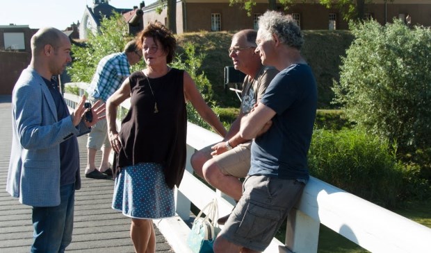 Christian Alderliesten en Anne-Wil Maris van Progressief Altena in gesprek met vrijwilligers van HSV Groot Woudrichem