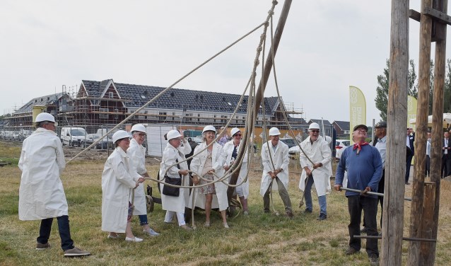 • Het slaan van de eerste paal was een warm klusje.