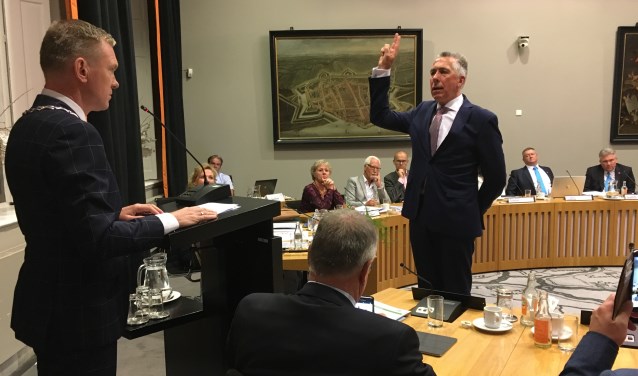 • SGP-wethouder Gijs van Leeuwen woont in Houten. Hij is in Zaltbommel o.a. gebiedswethouder voor Poederoijen, Nederhemert, Bern, Zuilichem en Nieuwaal.