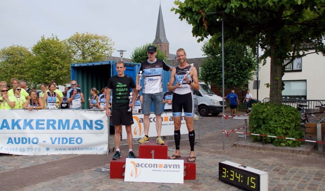 • Het podium van de heren op de kwart triatlon.