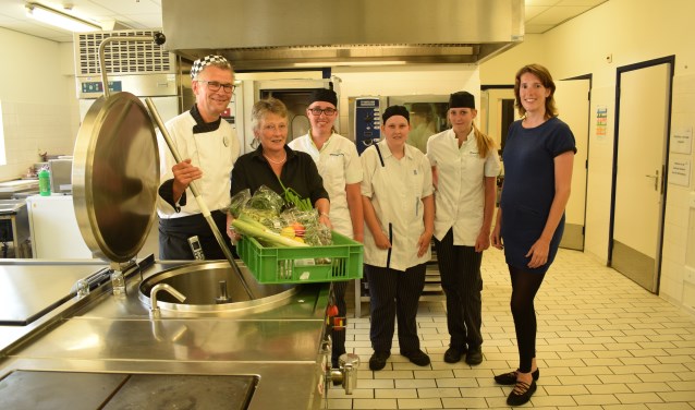 • Jaap Jager (links) en Carolien Boogert (rechts) met een gedeelte van de keukenbrigade.